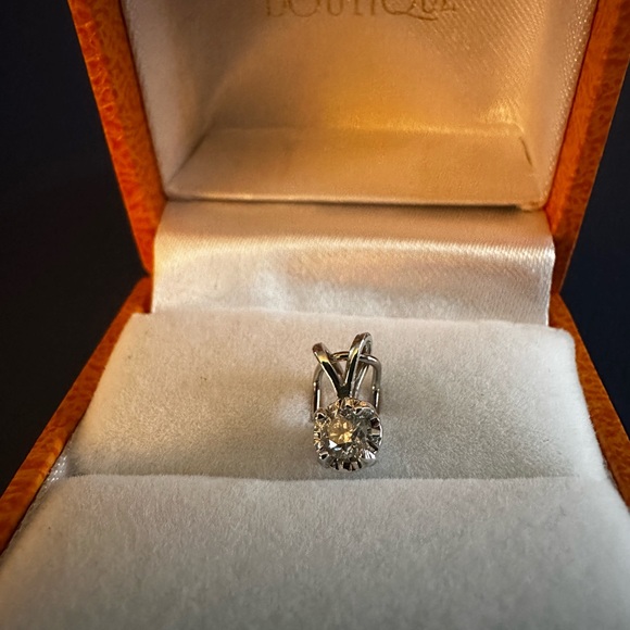 14K White Gold Diamond Pendant - Picture 4 of 6